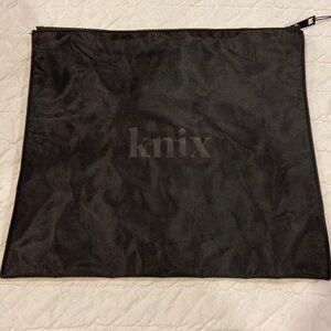 KNIX Catalyst Sports Bra Bag Black​​​​​​​​​​